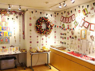 クリスマスフェアに向けた飾り付けを、ボランティアと共に行う